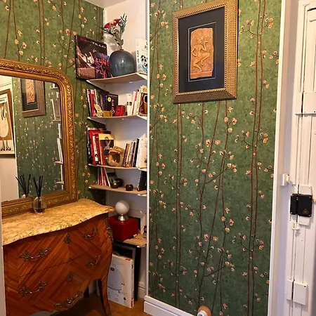 Spicy And Play In The Heart Of Apartment Paris